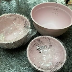 Stackable mixing bowls with wood lides